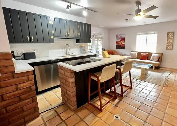 Quaint 1 Bedroom Unit With Hottub In Uptown *