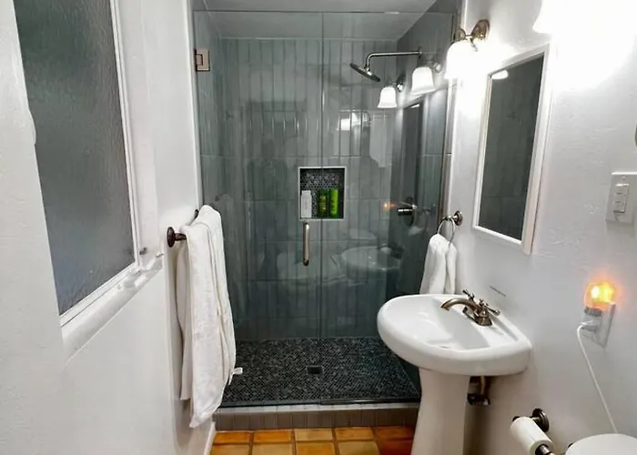 Quaint 1 Bedroom Unit With Hottub In Uptown *